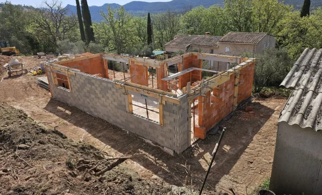 Construction en cours d'une villa à Bagnols en forêt , Saint-Raphaël, AB RENOV