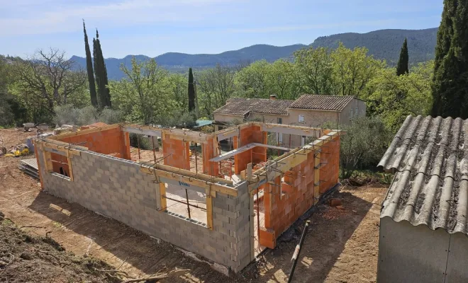 Construction en cours d'une villa à Bagnols en forêt , Saint-Raphaël, AB RENOV