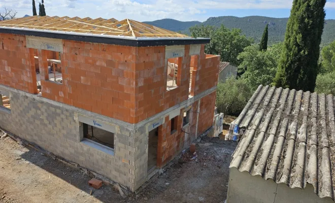 Construction en cours d'une villa à Bagnols en forêt , Saint-Raphaël, AB RENOV